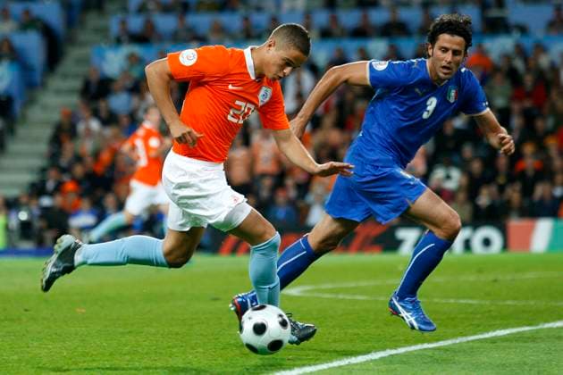 Onderwerp Subject: Holland - Italy EURO 2008 Reklame: Club Team Country: Holland - Italy Seizoen Season: 2007 2008 2008 2009 FOTO PHOTO: Holland s Ibrahim AFELLAY (L) in duel with Italy s Fabio GROSSO (R) Switzerland Content not available for redistribution in The Netherlands directly or indirectly through any third parties. Copyright: xBSRxAgencyx 08690609MKK0252