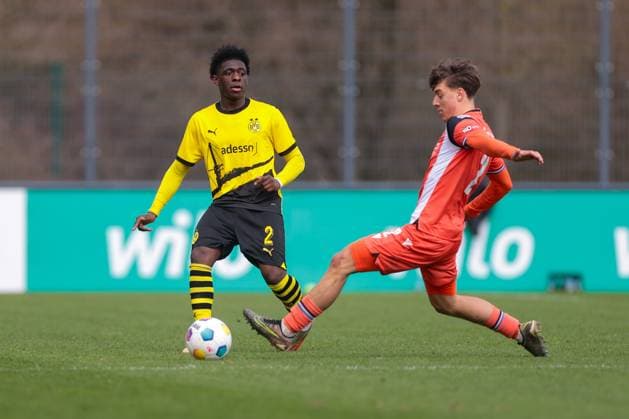 25.02.2024, Fussball, Saison 2023 2024, A-Junioren Bundesliga, 18. Spieltag, Borussia Dortmund U19- Arminia Bielefeld U19, v. l. William Rashidi (Borussia Dortmund U19), Max Lippert (Arminia Bielefeld U19), Dortmund Trainingsgelände BVB NRW Deutschland xRHR-FOTO DEx Copyright: DennisxEwert RHR-FOTOx RHR-FOTO DE