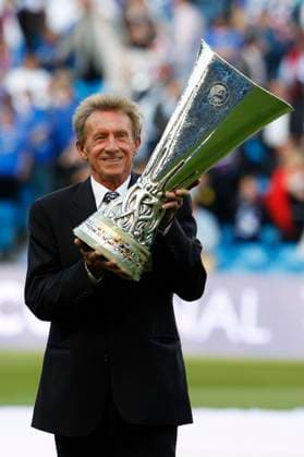 Onderwerp Subject: UEFA Cup final Reklame: Club Team Country: FC Zenit St. Petersburg - Glasgow Rangers Seizoen Season: 2007 2008 FOTO PHOTO: Legend Denis LAW with UEFA cup trophy MANCHESTER ENG Content not available for redistribution in The Netherlands directly or indirectly through any third parties. Copyright: xBSRxAgencyx 08690514
