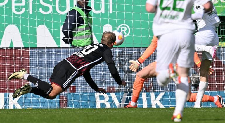 25.02.2024 - Fussball - Saison 2023 2024 - 2. Fussball - Bundesliga - 23. Spieltag: SpVgg Greuther Fürth ( Kleeblatt ) - 1. FC Nürnberg FCN ( Club ) Derby Frankenderby - Sportfoto Zink - xwoxzix - DFL regulations prohibit any use of photographs as image sequences and or quasi-video - only for editorial use - Sebastian Andersson (20, 1. FC Nürnberg FCN ) erzielt Treffer Tor Torschuß zum 0:1