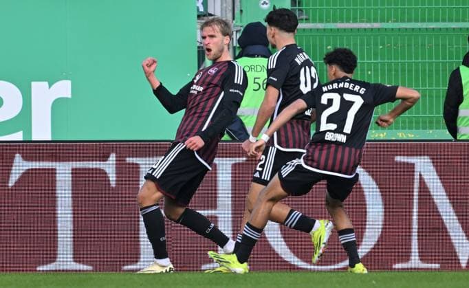 25.02.2024 - Fussball - Saison 2023 2024 - 2. Fussball - Bundesliga - 23. Spieltag: SpVgg Greuther Fürth ( Kleeblatt ) - 1. FC Nürnberg FCN ( Club ) Derby Frankenderby - Sportfoto Zink - xwoxzix - DFL regulations prohibit any use of photographs as image sequences and or quasi-video - only for editorial use - Torjubel Jubel Freude nach Treffer Tor Torschuß zum 0:1 durch Sebastian Andersson (20, 1. FC Nürnberg FCN ) -