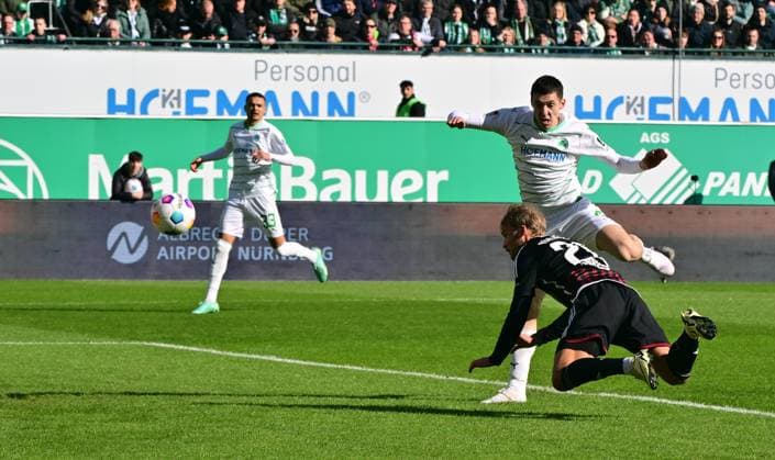 25.02.2024 - Fussball - Saison 2023 2024 - 2. Fussball - Bundesliga - 23. Spieltag: SpVgg Greuther Fürth ( Kleeblatt ) - 1. FC Nürnberg FCN ( Club ) Derby Frankenderby - Sportfoto Zink MeZi - xmexzix - DFL regulations prohibit any use of photographs as image sequences and or quasi-video - only for editorial use - Sebastian Andersson (20, 1. FC Nürnberg FCN ) erzielt Treffer Tor Torschuß zum 0:1 gegen Damian Michalski (4, SpVgg Greuther Fürth )