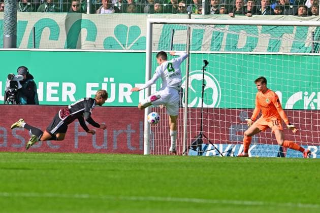 25.02.2024 - Fussball - Saison 2023 2024 - 2. Fussball - Bundesliga - 23. Spieltag: SpVgg Greuther Fürth ( Kleeblatt ) - 1. FC Nürnberg FCN ( Club ) Derby Frankenderby - Sportfoto Zink AlSch xalxscx - DFL regulations prohibit any use of photographs as image sequences and or quasi-video - only for editorial use - Sebastian Andersson (20, 1. FC Nürnberg FCN ) Tor Treffer zum 1:0 Damian Michalski (4, SpVgg Greuther Fürth ) Jonas Urbig (40, SpVgg Greuther Fürth )
