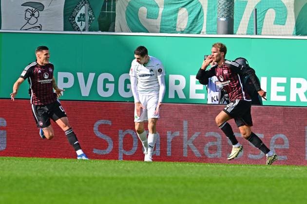 25.02.2024 - Fussball - Saison 2023 2024 - 2. Fussball - Bundesliga - 23. Spieltag: SpVgg Greuther Fürth ( Kleeblatt ) - 1. FC Nürnberg FCN ( Club ) Derby Frankenderby - Sportfoto Zink AlSch xalxscx - DFL regulations prohibit any use of photographs as image sequences and or quasi-video - only for editorial use - Sebastian Andersson (20, 1. FC Nürnberg FCN ) Jubel nach Tor Treffer zum 1:0 Erik Wekesser (13, 1. FC Nürnberg FCN )