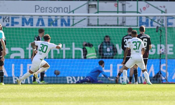 25.02.2024 - Fussball - Saison 2023 2024 - 2. Fussball - Bundesliga - 23. Spieltag: SpVgg Greuther Fürth ( Kleeblatt ) - 1. FC Nürnberg FCN ( Club ) Derby Frankenderby - Sportfoto Zink DaMa - xdaxmax - DFL regulations prohibit any use of photographs as image sequences and or quasi-video - only for editorial use - Tor Treffer Torschuß zum 1:1 - Torschütze Armindo Sieb (30, SpVgg Greuther Fürth ) gegen Carl Klaus (1, 1. FC Nürnberg FCN )
