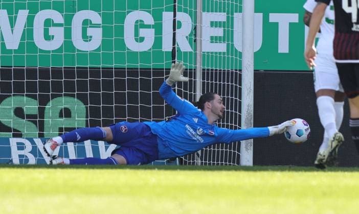 25.02.2024 - Fussball - Saison 2023 2024 - 2. Fussball - Bundesliga - 23. Spieltag: SpVgg Greuther Fürth ( Kleeblatt ) - 1. FC Nürnberg FCN ( Club ) Derby Frankenderby - Sportfoto Zink DaMa - xdaxmax - DFL regulations prohibit any use of photographs as image sequences and or quasi-video - only for editorial use - Carl Klaus (1, 1. FC Nürnberg FCN ) hält Ball
