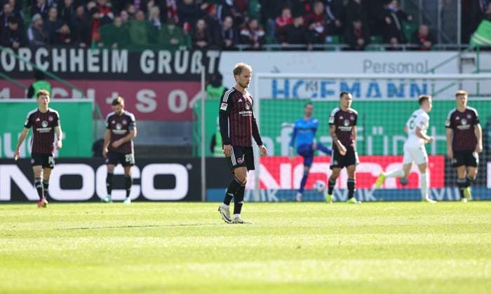 25.02.2024 - Fussball - Saison 2023 2024 - 2. Fussball - Bundesliga - 23. Spieltag: SpVgg Greuther Fürth ( Kleeblatt ) - 1. FC Nürnberg FCN ( Club ) Derby Frankenderby - Sportfoto Zink DaMa - xdaxmax - DFL regulations prohibit any use of photographs as image sequences and or quasi-video - only for editorial use - Sebastian Andersson (20, 1. FC Nürnberg FCN ) und Mannschaft Team enttäuscht Enttäuschung nach Gegentor