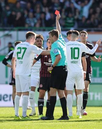 25.02.2024 - Fussball - Saison 2023 2024 - 2. Fussball - Bundesliga - 23. Spieltag: SpVgg Greuther Fürth ( Kleeblatt ) - 1. FC Nürnberg FCN ( Club ) Derby Frankenderby - Sportfoto Zink DaMa - xdaxmax - DFL regulations prohibit any use of photographs as image sequences and or quasi-video - only for editorial use - Robert Schröder (Schiedsrichter) zeigt Jens Castrop ( 17, 1. FC Nürnberg FCN ) die gelb-rote Karte Rot