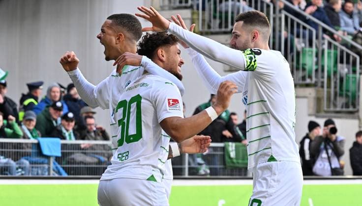 25.02.2024 - Fussball - Saison 2023 2024 - 2. Fussball - Bundesliga - 23. Spieltag: SpVgg Greuther Fürth ( Kleeblatt ) - 1. FC Nürnberg FCN ( Club ) Derby Frankenderby - Sportfoto Zink - xwoxzix - DFL regulations prohibit any use of photographs as image sequences and or quasi-video - only for editorial use - Torjubel Jubel Freude nach Treffer Tor Torschuß zum 1:1 durch Armindo Sieb (30, SpVgg Greuther Fürth ) - Maximilian Solomon Dietz (33, SpVgg Greuther Fürth ) Armindo Sieb (30, SpVgg Greuther Fürth ) Branimir Hrgota (10. SpVgg Greuther Fürth )