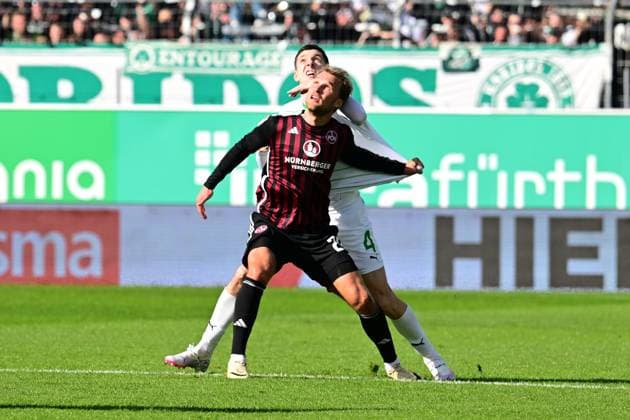 25.02.2024 - Fussball - Saison 2023 2024 - 2. Fussball - Bundesliga - 23. Spieltag: SpVgg Greuther Fürth ( Kleeblatt ) - 1. FC Nürnberg FCN ( Club ) Derby Frankenderby - Sportfoto Zink AlSch xalxscx - DFL regulations prohibit any use of photographs as image sequences and or quasi-video - only for editorial use - Damian Michalski (4, SpVgg Greuther Fürth ) Sebastian Andersson (20, 1. FC Nürnberg FCN )