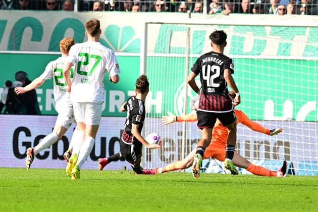 25.02.2024 - Fussball - Saison 2023 2024 - 2. Fussball - Bundesliga - 23. Spieltag: SpVgg Greuther Fürth ( Kleeblatt ) - 1. FC Nürnberg FCN ( Club ) Derby Frankenderby - Sportfoto Zink AlSch xalxscx - DFL regulations prohibit any use of photographs as image sequences and or quasi-video - only for editorial use - Benjamin Goller (14, 1. FC Nürnberg FCN )