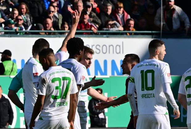 25.02.2024 - Fussball - Saison 2023 2024 - 2. Fussball - Bundesliga - 23. Spieltag: SpVgg Greuther Fürth ( Kleeblatt ) - 1. FC Nürnberg FCN ( Club ) Derby Frankenderby - Sportfoto Zink MeZi - xmexzix - DFL regulations prohibit any use of photographs as image sequences and or quasi-video - only for editorial use - Robert Schröder (Schiedsrichter) zeigt Jens Castrop ( 17, 1. FC Nürnberg FCN ) gelb-rote Karte Platzverweis