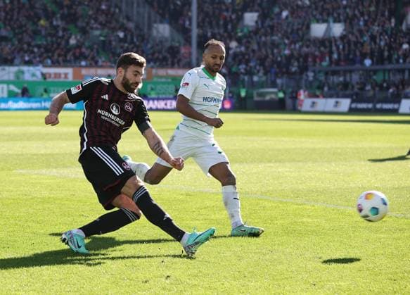 25.02.2024 - Fussball - Saison 2023 2024 - 2. Fussball - Bundesliga - 23. Spieltag: SpVgg Greuther Fürth ( Kleeblatt ) - 1. FC Nürnberg FCN ( Club ) Derby Frankenderby - Sportfoto Zink DaMa - xdaxmax - DFL regulations prohibit any use of photographs as image sequences and or quasi-video - only for editorial use - Enrico Valentini (22, 1. FC Nürnberg FCN ) flankt Flanke