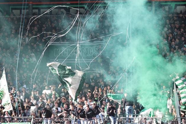 25.02.2024 - Fussball - Saison 2023 2024 - 2. Fussball - Bundesliga - 23. Spieltag: SpVgg Greuther Fürth ( Kleeblatt ) - 1. FC Nürnberg FCN ( Club ) Derby Frankenderby - Sportfoto Zink DaMa - xdaxmax - DFL regulations prohibit any use of photographs as image sequences and or quasi-video - only for editorial use - Pyrotechnik Pyro Bengalfackel Bengalfackeln Rauch im Heimblock der Kleeblattfans