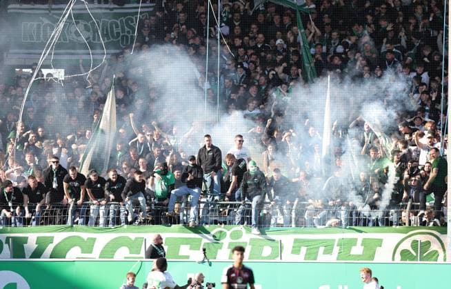 25.02.2024 - Fussball - Saison 2023 2024 - 2. Fussball - Bundesliga - 23. Spieltag: SpVgg Greuther Fürth ( Kleeblatt ) - 1. FC Nürnberg FCN ( Club ) Derby Frankenderby - Sportfoto Zink DaMa - xdaxmax - DFL regulations prohibit any use of photographs as image sequences and or quasi-video - only for editorial use - Kleeblattfans mit Pyrotechnik Pyro Bengalfackel Bengalfackeln Rauch