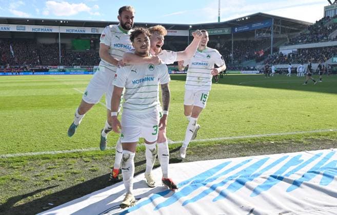 Sport Bilder des Tages 25.02.2024 - Fussball - Saison 2023 2024 - 2. Fussball - Bundesliga - 23. Spieltag: SpVgg Greuther Fürth ( Kleeblatt ) - 1. FC Nürnberg FCN ( Club ) Derby Frankenderby - Sportfoto Zink - xwoxzix - DFL regulations prohibit any use of photographs as image sequences and or quasi-video - only for editorial use - Torjubel Jubel Freude nach Treffer Tor Torschuß zum 2:1 durch Armindo Sieb (30, SpVgg Greuther Fürth ) - Simon Asta (2, SpVgg Greuther Fürth ) Armindo Sieb (30, SpVgg Greuther Fürth ) Robert Wagner (22, SpVgg Greuther Fürth ) Tim Lemperle (19, SpVgg Greuther Fürth )