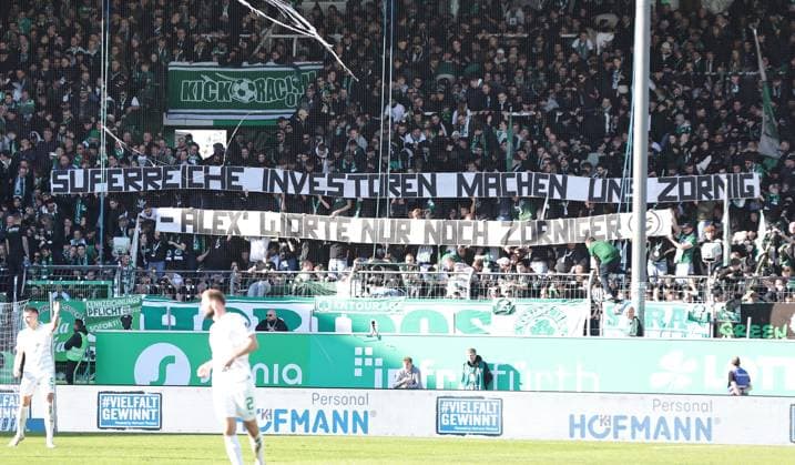 25.02.2024 - Fussball - Saison 2023 2024 - 2. Fussball - Bundesliga - 23. Spieltag: SpVgg Greuther Fürth ( Kleeblatt ) - 1. FC Nürnberg FCN ( Club ) Derby Frankenderby - Sportfoto Zink DaMa - xdaxmax - DFL regulations prohibit any use of photographs as image sequences and or quasi-video - only for editorial use - Spruchband Transparent der Kleeblattfans: Superreiche Investoren machen uns zornig - Alex Worte nur noch zorniger ( Zorniger )