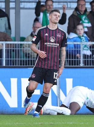 25.02.2024 - Fussball - Saison 2023 2024 - 2. Fussball - Bundesliga - 23. Spieltag: SpVgg Greuther Fürth ( Kleeblatt ) - 1. FC Nürnberg FCN ( Club ) Derby Frankenderby - Sportfoto Zink DaMa - xdaxmax - DFL regulations prohibit any use of photographs as image sequences and or quasi-video - only for editorial use - Erik Wekesser (13, 1. FC Nürnberg FCN ) enttäuscht Enttäuschung