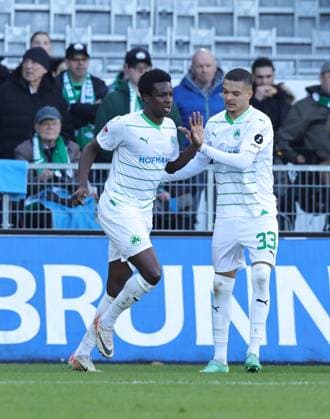 25.02.2024 - Fussball - Saison 2023 2024 - 2. Fussball - Bundesliga - 23. Spieltag: SpVgg Greuther Fürth ( Kleeblatt ) - 1. FC Nürnberg FCN ( Club ) Derby Frankenderby - Sportfoto Zink DaMa - xdaxmax - DFL regulations prohibit any use of photographs as image sequences and or quasi-video - only for editorial use - Gideon Jung ( 23, SpVgg Greuther Fürth ) Maximilian Solomon Dietz (33, SpVgg Greuther Fürth ) klatschen ab