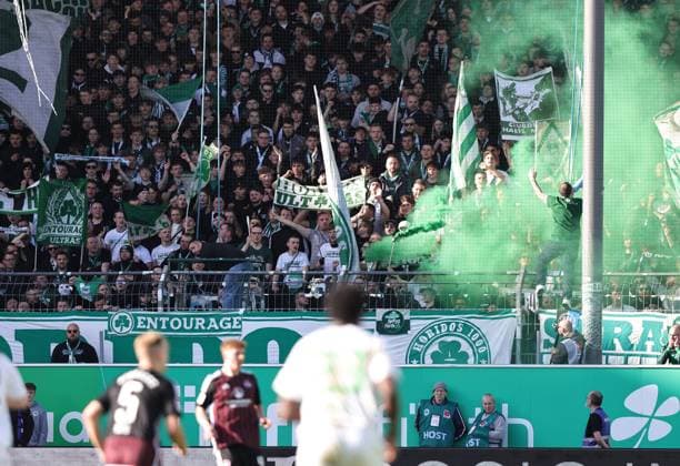 25.02.2024 - Fussball - Saison 2023 2024 - 2. Fussball - Bundesliga - 23. Spieltag: SpVgg Greuther Fürth ( Kleeblatt ) - 1. FC Nürnberg FCN ( Club ) Derby Frankenderby - Sportfoto Zink DaMa - xdaxmax - DFL regulations prohibit any use of photographs as image sequences and or quasi-video - only for editorial use - Symbolbild Symbolfoto Feature Impression - Pyrotechnik Pyro Bengalfackel Bengalfackeln Rauch der Kleeblattfans