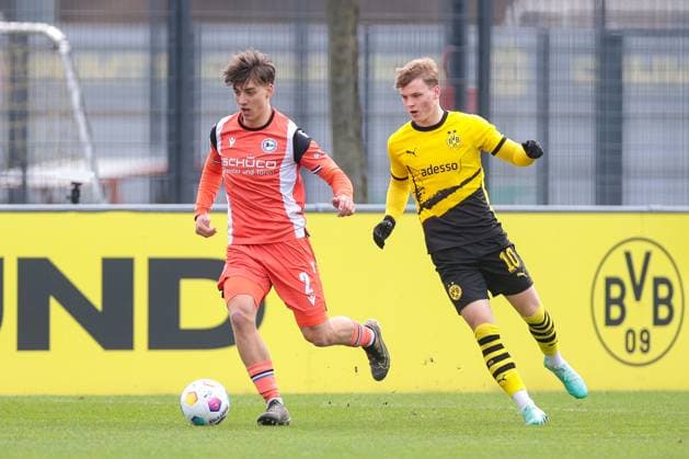 25.02.2024, Fussball, Saison 2023 2024, A-Junioren Bundesliga, 18. Spieltag, Borussia Dortmund U19- Arminia Bielefeld U19, v. l. Max Lippert (Arminia Bielefeld U19), Cole Campbell (Borussia Dortmund U19), Dortmund Trainingsgelände BVB NRW Deutschland xRHR-FOTO DEx Copyright: DennisxEwert RHR-FOTOx RHR-FOTO DE
