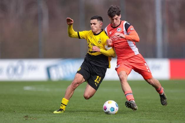 25.02.2024, Fussball, Saison 2023 2024, A-Junioren Bundesliga, 18. Spieltag, Borussia Dortmund U19- Arminia Bielefeld U19, v. l. Kjell Wätjen (Borussia Dortmund U19), Max Lippert (Arminia Bielefeld U19), Dortmund Trainingsgelände BVB NRW Deutschland xRHR-FOTO DEx Copyright: DennisxEwert RHR-FOTOx RHR-FOTO DE