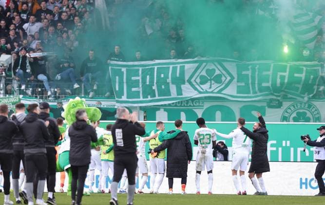 25.02.2024 - Fussball - Saison 2023 2024 - 2. Fussball - Bundesliga - 23. Spieltag: SpVgg Greuther Fürth ( Kleeblatt ) - 1. FC Nürnberg FCN ( Club ) Derby Frankenderby - Sportfoto Zink DaMa - xdaxmax - DFL regulations prohibit any use of photographs as image sequences and or quasi-video - only for editorial use - Freude Jubel nach Spielende - Mannschaft Team der SpVgg Greuther Fürth feiert mit Kleeblattfans Zuschauer Publikum Fans - Pyrotechnik Pyro Bengalfackel Bengalfackeln Rauch