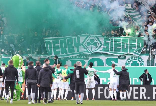 25.02.2024 - Fussball - Saison 2023 2024 - 2. Fussball - Bundesliga - 23. Spieltag: SpVgg Greuther Fürth ( Kleeblatt ) - 1. FC Nürnberg FCN ( Club ) Derby Frankenderby - Sportfoto Zink DaMa - xdaxmax - DFL regulations prohibit any use of photographs as image sequences and or quasi-video - only for editorial use - Freude Jubel nach Spielende - Mannschaft Team der SpVgg Greuther Fürth feiert mit Kleeblattfans Zuschauer Publikum Fans - Pyrotechnik Pyro Bengalfackel Bengalfackeln Rauch