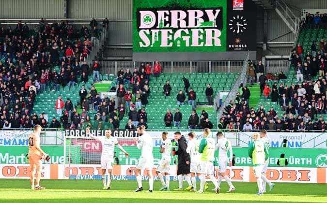 25.02.2024 - Fussball - Saison 2023 2024 - 2. Fussball - Bundesliga - 23. Spieltag: SpVgg Greuther Fürth ( Kleeblatt ) - 1. FC Nürnberg FCN ( Club ) Derby Frankenderby - Sportfoto Zink - xwoxzix - DFL regulations prohibit any use of photographs as image sequences and or quasi-video - only for editorial use - Mannschaft Team Fürth nach Spielende