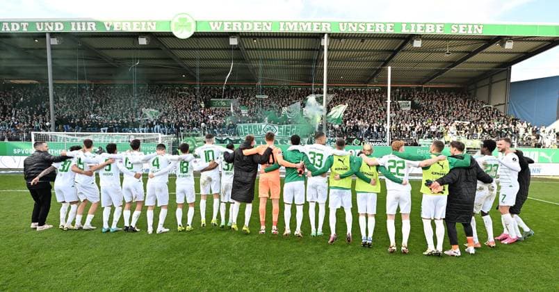 25.02.2024 - Fussball - Saison 2023 2024 - 2. Fussball - Bundesliga - 23. Spieltag: SpVgg Greuther Fürth ( Kleeblatt ) - 1. FC Nürnberg FCN ( Club ) Derby Frankenderby - Sportfoto Zink - xwoxzix - DFL regulations prohibit any use of photographs as image sequences and or quasi-video - only for editorial use - Mannschaft Team Fürth - Jubel Freude vor Fans Fanblock nach Spielende