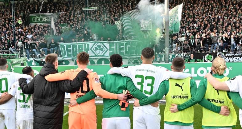 25.02.2024 - Fussball - Saison 2023 2024 - 2. Fussball - Bundesliga - 23. Spieltag: SpVgg Greuther Fürth ( Kleeblatt ) - 1. FC Nürnberg FCN ( Club ) Derby Frankenderby - Sportfoto Zink - xwoxzix - DFL regulations prohibit any use of photographs as image sequences and or quasi-video - only for editorial use - Mannschaft Team Fürth - vor Fans Fanblock nach Spielende - Spruchband Banner DERBYSIEGER