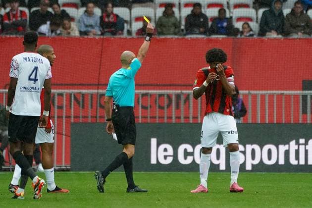 Carton jaune - Hakim Ben El Hadj Salem (arbitre) - Dante (OGC Nice) FOOTBALL : OGC Nice vs Clermont Foot 63 - Ligue 1 Uber Eats - Nice - 25 02 2024 NorbertScanella Panoramic 