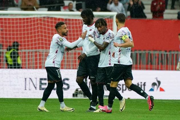 Deception - Shamar Nicholson (Clermont Foot 63) - Jim Allevinah (Clermont Foot 63) FOOTBALL : OGC Nice vs Clermont Foot 63 - Ligue 1 Uber Eats - Nice - 25 02 2024 NorbertScanella Panoramic 