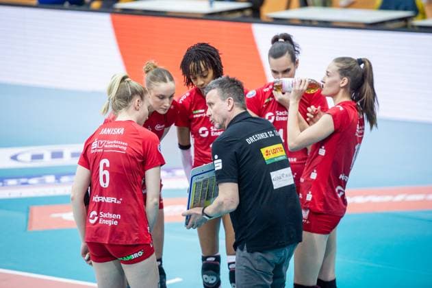 Alexander Waibl (Dresdner SC, Trainer) - Taktikbesprechung Allianz MTV Stuttgart - Dresdner SC, Volleyball Bundesliga, Frauen, VBL, Saison 2023 24, 25.02.2024, Stuttgart (SCHARRena), DEU Allianz MTV Stuttgart - Dresdner SC, Sport, Volleyball Bundesliga, Frauen, VBL, Saison 2023 24, 25.02.2024, Stuttgart (SCHARRena), DEU Stuttgart Copyright: xSandyxDinkelackerx EP_SDR