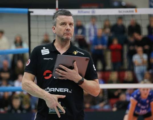 BAU 25.2.2024 Stuttgart Volleyball Allianz MTV Stuttgart vs. Dresdner SC, Trainer Alexander Waibl (Dresden)