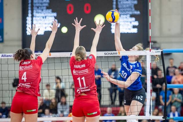 Dresdner Block aus Nathalie Lemmens (Dresdner SC, 04) und Grace Frohling (Dresdner SC, 11) vs. Jolien Knollema (Allianz MTV Stuttgart, 10) Allianz MTV Stuttgart - Dresdner SC, Volleyball Bundesliga, Frauen, VBL, Saison 2023 24, 25.02.2024, Stuttgart (SCHARRena), DEU Allianz MTV Stuttgart - Dresdner SC, Sport, Volleyball Bundesliga, Frauen, VBL, Saison 2023 24, 25.02.2024, Stuttgart (SCHARRena), DEU Stuttgart Copyright: xSandyxDinkelackerx EP_SDR