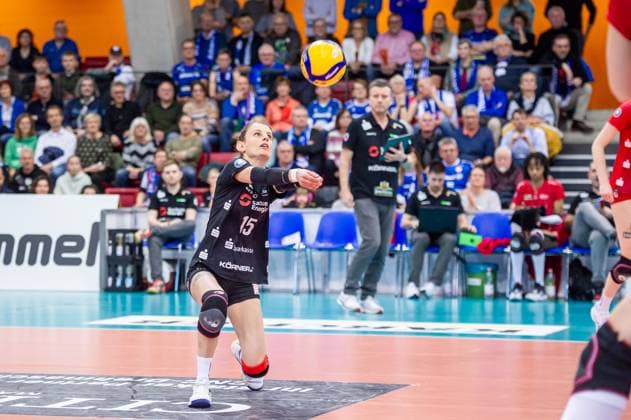 Aleksandra Jegdic (Dresdner SC, 15) - Ballannahme Allianz MTV Stuttgart - Dresdner SC, Volleyball Bundesliga, Frauen, VBL, Saison 2023 24, 25.02.2024, Stuttgart (SCHARRena), DEU Allianz MTV Stuttgart - Dresdner SC, Sport, Volleyball Bundesliga, Frauen, VBL, Saison 2023 24, 25.02.2024, Stuttgart (SCHARRena), DEU Stuttgart Copyright: xSandyxDinkelackerx EP_SDR