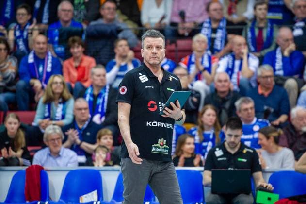 Alexander Waibl (Dresdner SC, Trainer) Allianz MTV Stuttgart - Dresdner SC, Volleyball Bundesliga, Frauen, VBL, Saison 2023 24, 25.02.2024, Stuttgart (SCHARRena), DEU Allianz MTV Stuttgart - Dresdner SC, Sport, Volleyball Bundesliga, Frauen, VBL, Saison 2023 24, 25.02.2024, Stuttgart (SCHARRena), DEU Stuttgart Copyright: xSandyxDinkelackerx EP_SDR