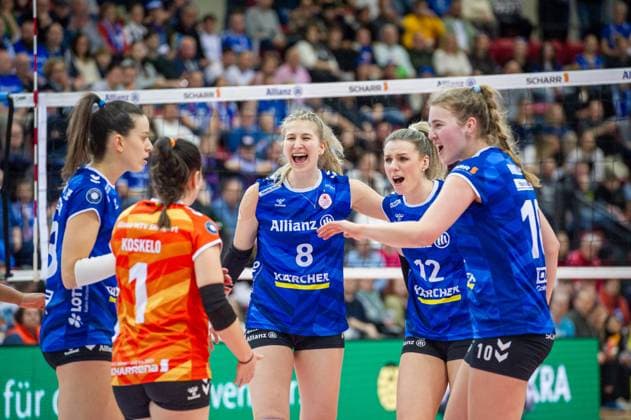 vl: Maria Segura Palleres (Allianz MTV Stuttgart, 03), Roosa Koskelo (Allianz MTV Stuttgart, 01), Monique Strubbe (Allianz MTV Stuttgart, 08) in der Mitte, Britt Bongaerts (Allianz MTV Stuttgart, 12), Jolien Knollema (Allianz MTV Stuttgart, 10) - Jubel, Freude, Lachen Allianz MTV Stuttgart - Dresdner SC, Volleyball Bundesliga, Frauen, VBL, Saison 2023 24, 25.02.2024, Stuttgart (SCHARRena), DEU Allianz MTV Stuttgart - Dresdner SC, Sport, Volleyball Bundesliga, Frauen, VBL, Saison 2023 24, 25.02.2024, Stuttgart (SCHARRena), DEU Stuttgart Copyright: xSandyxDinkelackerx EP_SDR