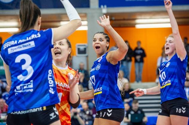 Alexis Hart (Allianz MTV Stuttgart, 17) in der Mitte - Freude, Jubel mit Team Allianz MTV Stuttgart - Dresdner SC, Volleyball Bundesliga, Frauen, VBL, Saison 2023 24, 25.02.2024, Stuttgart (SCHARRena), DEU Allianz MTV Stuttgart - Dresdner SC, Sport, Volleyball Bundesliga, Frauen, VBL, Saison 2023 24, 25.02.2024, Stuttgart (SCHARRena), DEU Stuttgart Copyright: xSandyxDinkelackerx EP_SDR