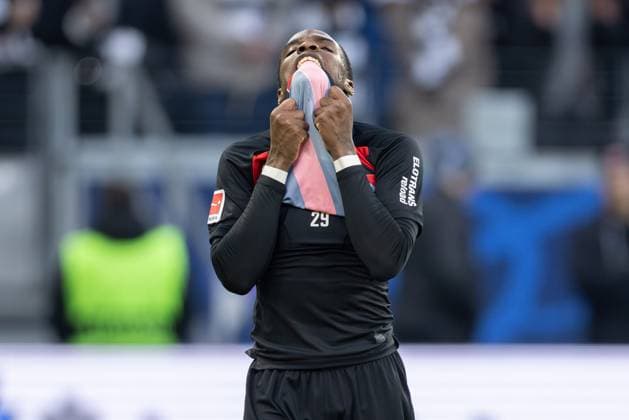 Sport Themen der Woche KW08 Sport Bilder des Tages Eintracht Frankfurt - VfL Wolfsburg, 1. FBL Der enttäuschte Niels Nkounkou (Eintracht Frankfurt, 29) nah Spielende. Bundesligaspiel zwischen Eintracht Frankfurt und dem VfL Wolfsburg am 25. Februar 2024 im Deutsche Bank Park in Frankfurt am Main. Nach Vorgaben der DFL, Deutsche Fußball Liga, ist es untersagt, in dem Stadion und oder vom Spiel angefertigte Fotoaufnahmen in Form von Sequenzbildern und oder videoähnlichen Fotostrecken zu verwerten bzw. verwerten zu lassen., Frankfurt am Main Hessen Deutschland Deutsche Bank Park *** Eintracht Frankfurt VfL Wolfsburg, 1 FBL The disappointed Niels Nkounkou Eintracht Frankfurt, 29 near the end of the Bundesliga match between Eintracht Frankfurt and VfL Wolfsburg on February 25, 2024 at Deutsche Bank Park in Frankfurt am Main According to the regulations of the DFL, Deutsche Fußball Liga, it is prohibited to exploit or have exploited photographs taken in the stadium and or of the match in the form of sequential images and or video-like photo series , Frankfurt am Main Hessen Germany Deutsche Bank Park
