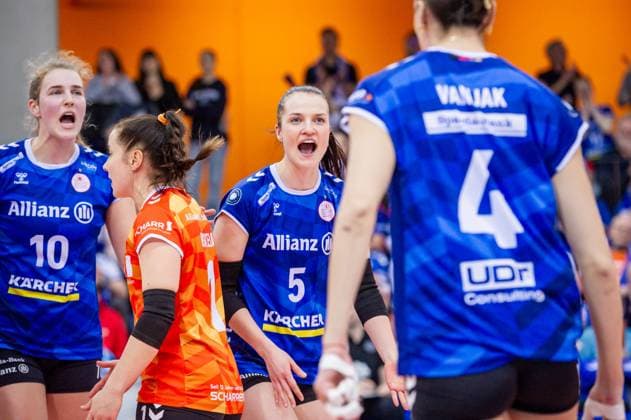 Corina Glaab (Allianz MTV Stuttgart, 05) - Mitte, freut sich mit Team, Jubel, Freude Allianz MTV Stuttgart - Dresdner SC, Volleyball Bundesliga, Frauen, VBL, Saison 2023 24, 25.02.2024, Stuttgart (SCHARRena), DEU Allianz MTV Stuttgart - Dresdner SC, Sport, Volleyball Bundesliga, Frauen, VBL, Saison 2023 24, 25.02.2024, Stuttgart (SCHARRena), DEU Stuttgart Copyright: xSandyxDinkelackerx EP_SDR