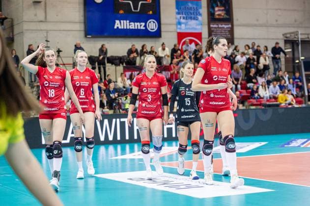 vl: Sarah Straube (Dresdner SC, 18), Jennifer Janiska (Dresdner SC, 06), Hester Jasper (Dresdner SC, 03), Aleksandra Jegdic (Dresdner SC, 15), Nathalie Lemmens (Dresdner SC, 04) - geknickte Stimmung Allianz MTV Stuttgart - Dresdner SC, Volleyball Bundesliga, Frauen, VBL, Saison 2023 24, 25.02.2024, Stuttgart (SCHARRena), DEU Allianz MTV Stuttgart - Dresdner SC, Sport, Volleyball Bundesliga, Frauen, VBL, Saison 2023 24, 25.02.2024, Stuttgart (SCHARRena), DEU Stuttgart Copyright: xSandyxDinkelackerx EP_SDR