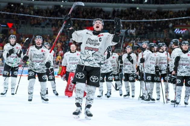Bilder des Jahres 2024, Sport 02 Februar Sport Themen der Woche KW08 Sport Bilder des Tages 25.02.2024, Düsseldorf, Eishockey, Penny DEL, 49. Spieltag, PSD-BANK Dome, Düsseldorfer EG - Kölner Haie: Abschlussjubel nach dem 3:2 Sieg nach Penaltyschießen für die Kölner Haie. Die Mannschaft steht jubelnd auf dem Eis. Moritz Müller (Kölner Haie) jubelnd NRW Deutschland *** 25 02 2024, Düsseldorf, Ice field hockey, Penny DEL, 49 Matchday, PSD BANK Dome, Düsseldorfer EG Kölner Haie Final celebration after the 3 2 victory after penalty shootout for the Kölner Haie The team stands cheering on the ice Moritz Müller Kölner Haie cheering NRW Germany