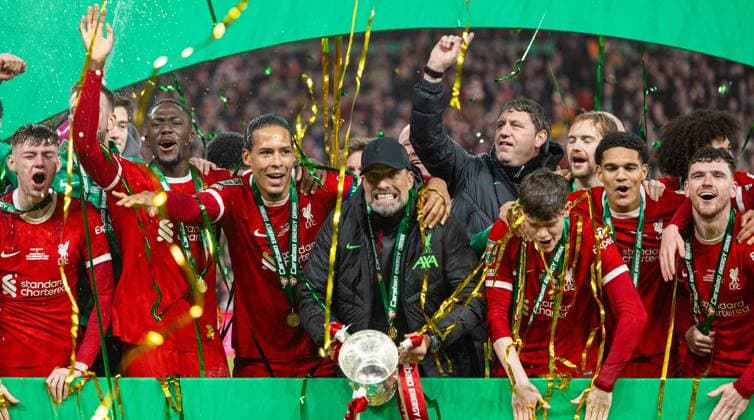 Bilder des Jahres 2024, Sport 02 Februar Sport Themen der Woche KW08 Sport Bilder des Tages Football - Football League Cup - Final - Chelsea FC v Liverpool FC LONDON, ENGLAND - Sunday, February 25, 2024: Liverpool s manager Jürgen Klopp celebrates with the trophy after the Football League Cup Final match between Chelsea FC and Liverpool FC at Wembley Stadium. Liverpool won 1-0 after extra-time. (Photo by David Rawcliffe Propaganda) LONDON Wembley Stadium GREATER LONDON ENGLAND  Copyright: xDavidxRawcliffex P2024-02-25-Chelsea_Liverpool-114
