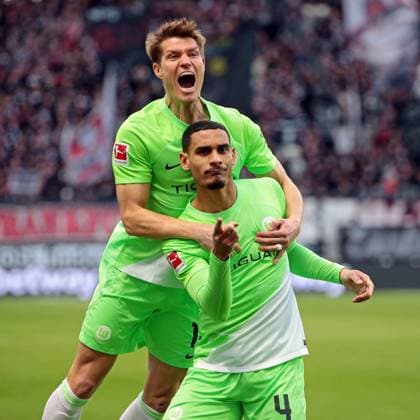 25.02.2024, xovx, Fußball Bundesliga, Eintracht Frankfurt - VfL Wolfsburg v.l. Kevin Behrens (VfL Wolfsburg) und Maxence Lacroix (VfL Wolfsburg) bejubeln das Tor zum 0:1 (DFL DFB REGULATIONS PROHIBIT ANY USE OF PHOTOGRAPHS as IMAGE SEQUENCES and or QUASI-VIDEO) emspor Frankfurt