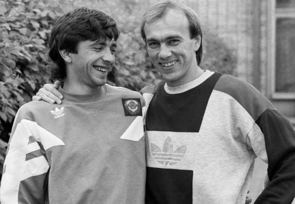 Novogorsk, Moscow Region, USSR. Soviet national football team players defender Vagiz Khidiyatullin of the French club Toulouse (L) and forward Igor Dobrovolsky of the club Dynamo (Moscow) pose for a photo during football practice on the football base of USSR Sports Committee in Novogorsk before leaving for the 1990 FIFA World Cup, WM, Weltmeisterschaft, Fussball Igor Utkin TASS  18844053