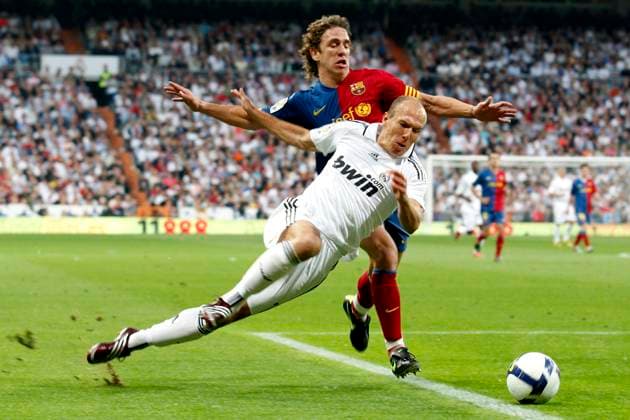 Onderwerp Subject: Real Madrid - FC Barcelona, Barca Primera Division Reklame: Club Team Country: Real Madrid - FC Barcelona Seizoen Season: 2008 2009 FOTO PHOTO: Real Madrid s Arjen ROBBEN (front) in duel with FC Barcelona s Carles PUYOL (behind) MADRID ESP Content not available for redistribution in The Netherlands directly or indirectly through any third parties. Copyright: xBSRxAgencyx 09690502MKK0600