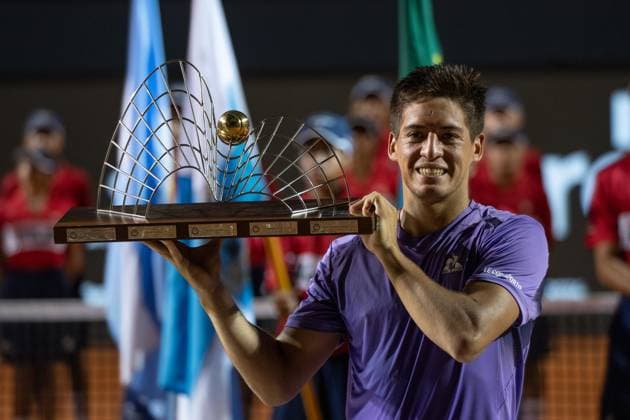 Sport Bilder des Tages (240226) -- RIO DE JANEIRO, Feb. 26, 2024 -- Sebastian Baez of Argentina holds up the trophy during the awarding ceremony after the men s singles final between Sebastian Baez of Argentina and Mariano Navone of Argentina at the 2024 ATP500 Rio Open at Jockey Club Brasileiro in Rio de Janeiro, Brazil, Feb. 25, 2024. ) (SP)BRAZIL-RIO DE JANEIRO-TENNIS-RIO OPEN-MEN S SINGLES-FINAL WangxTiancong 