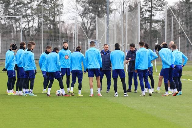 DEU, DFL, 2. FBL Hertha BSC, Training, 26.02.2024, Sportforum, Berlin, DEU, DFL, 2. FBL Hertha BSC, Training, im Bild Cheftrainer Pal Dardai (Hertha BSC Berlin), Hertha-Spielerkreis DFL - regulations prohibit any use of Photographs as image sequences and or quasi-video Foto: Juergen Engler nordphoto GmbH